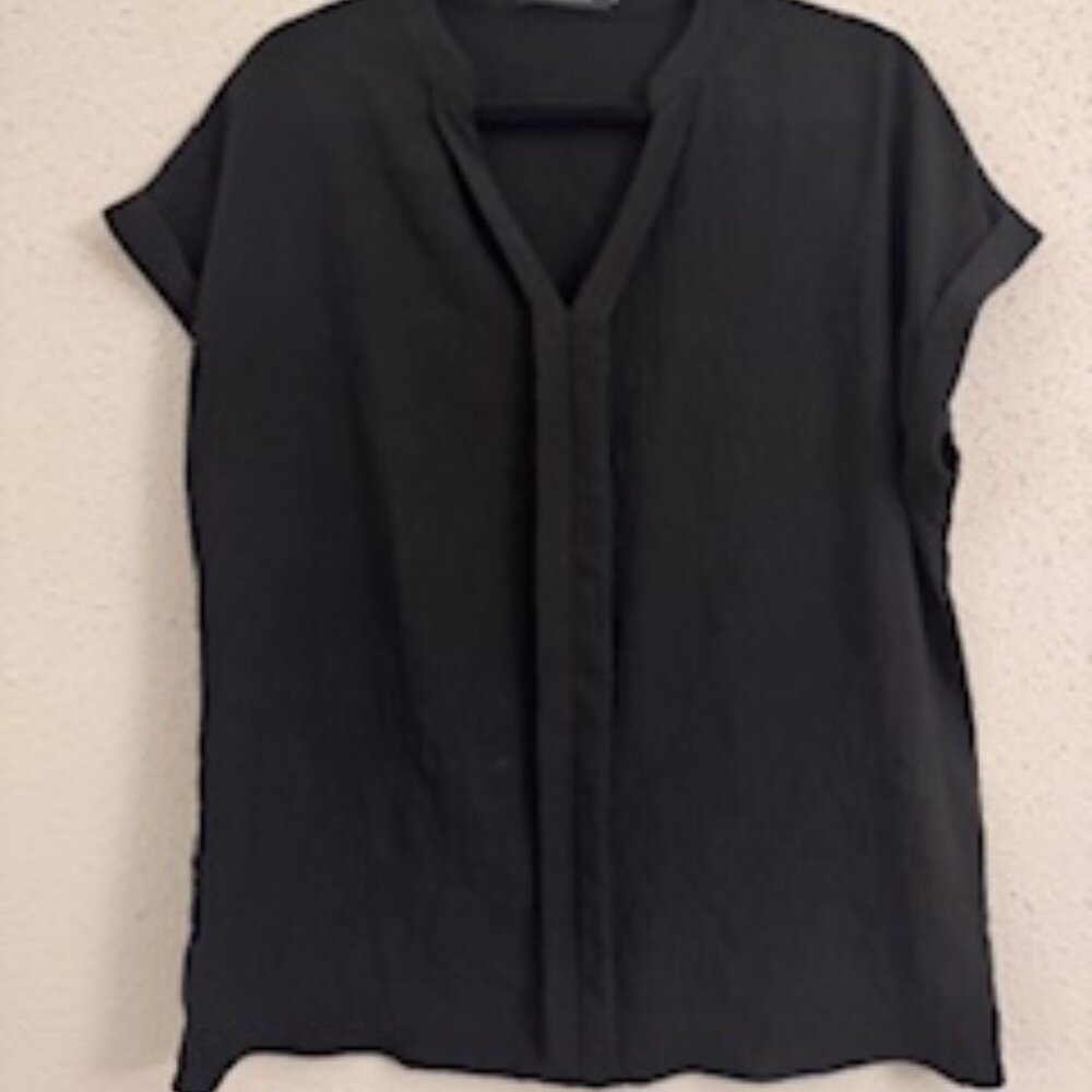 Blusa Negra Casual con Cuello en V (Black Casual V-Neck Blouse)